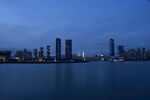城市湖畔夜景