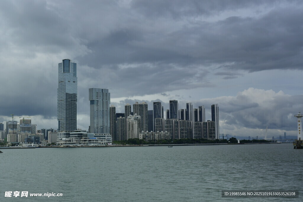 海滨城市高楼与阴沉天空