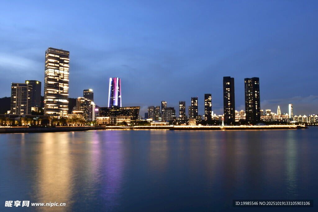 城市夜景湖畔璀璨灯火