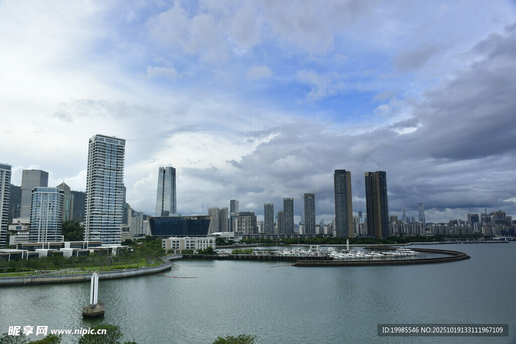 城市河畔高楼景观