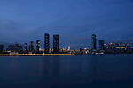 城市湖畔夜景