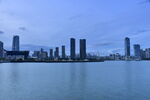 城市天际线与平静水面