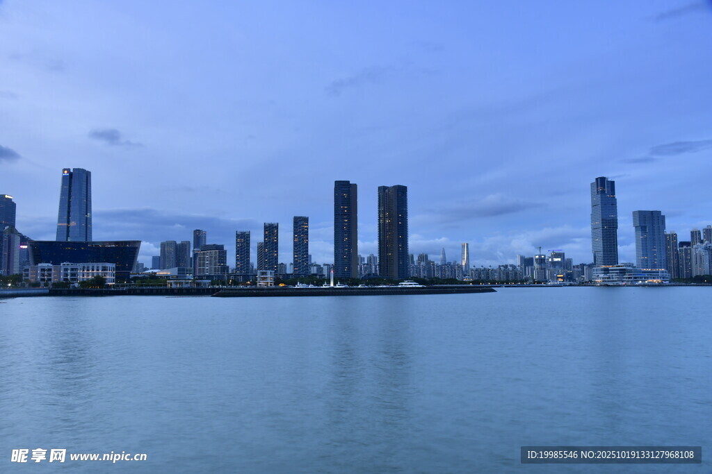 城市天际线与平静水面