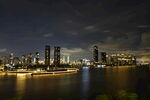 城市夜景河畔璀璨灯火