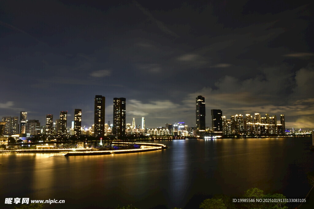 城市夜景河畔璀璨灯火
