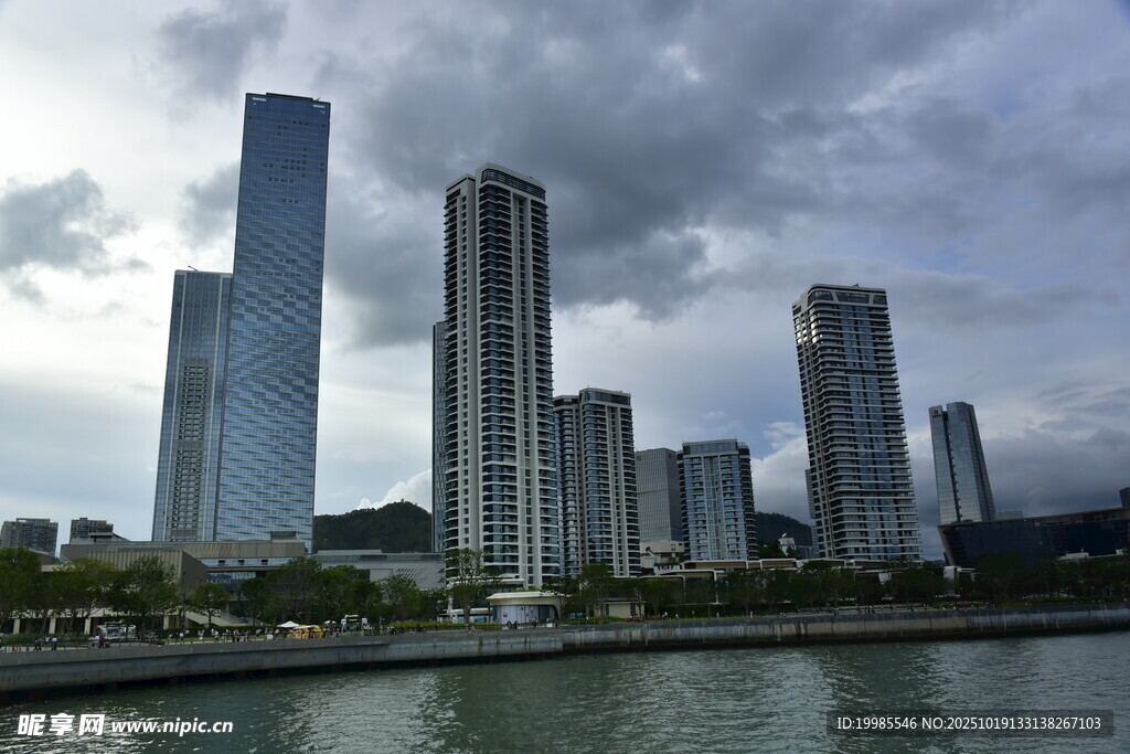 城市河畔高楼林立景观