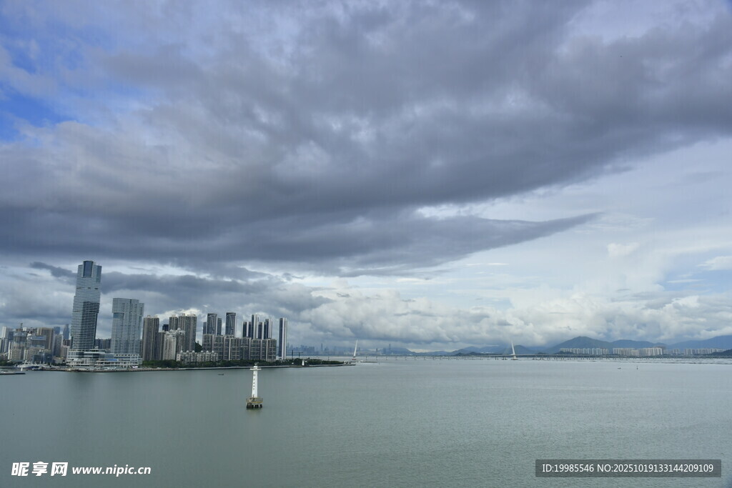 海滨城市天际线与多云天空