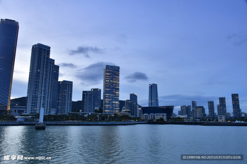 城市水岸天际线美景