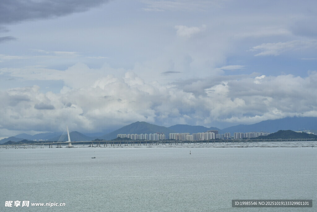 海上帆船与远处山峦风景