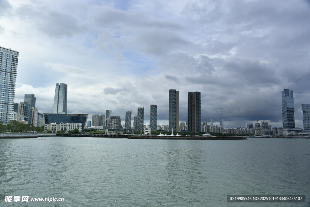 城市滨水风光云下建筑群