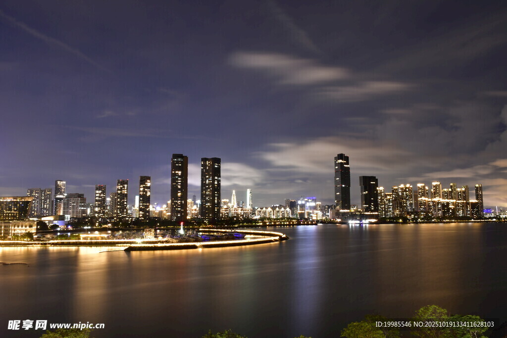 城市河畔璀璨夜景