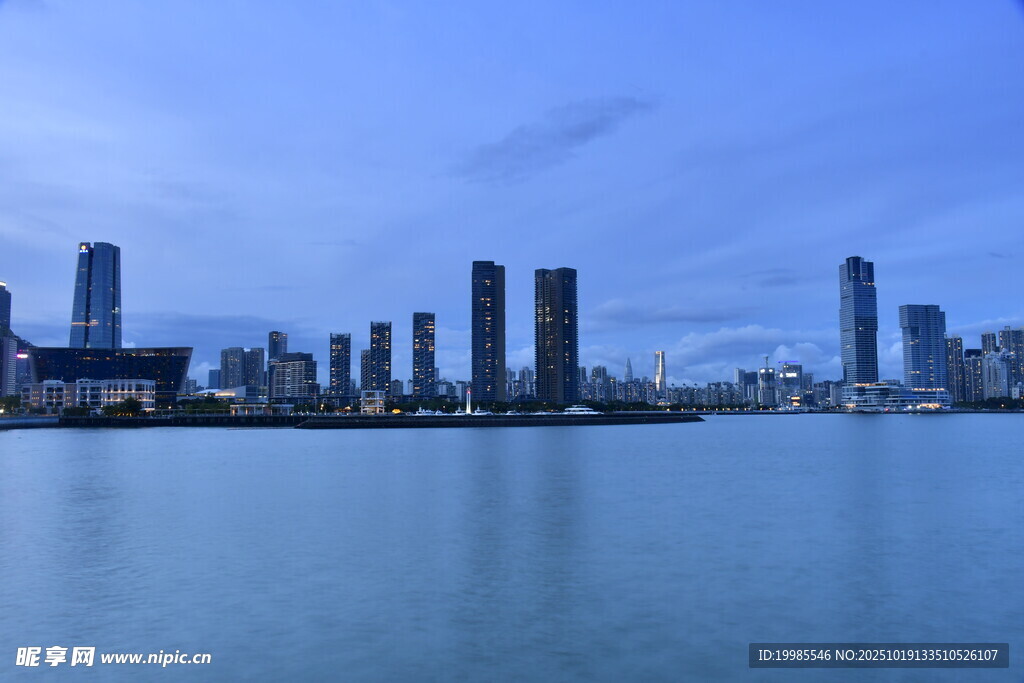 城市天际线与平静水面