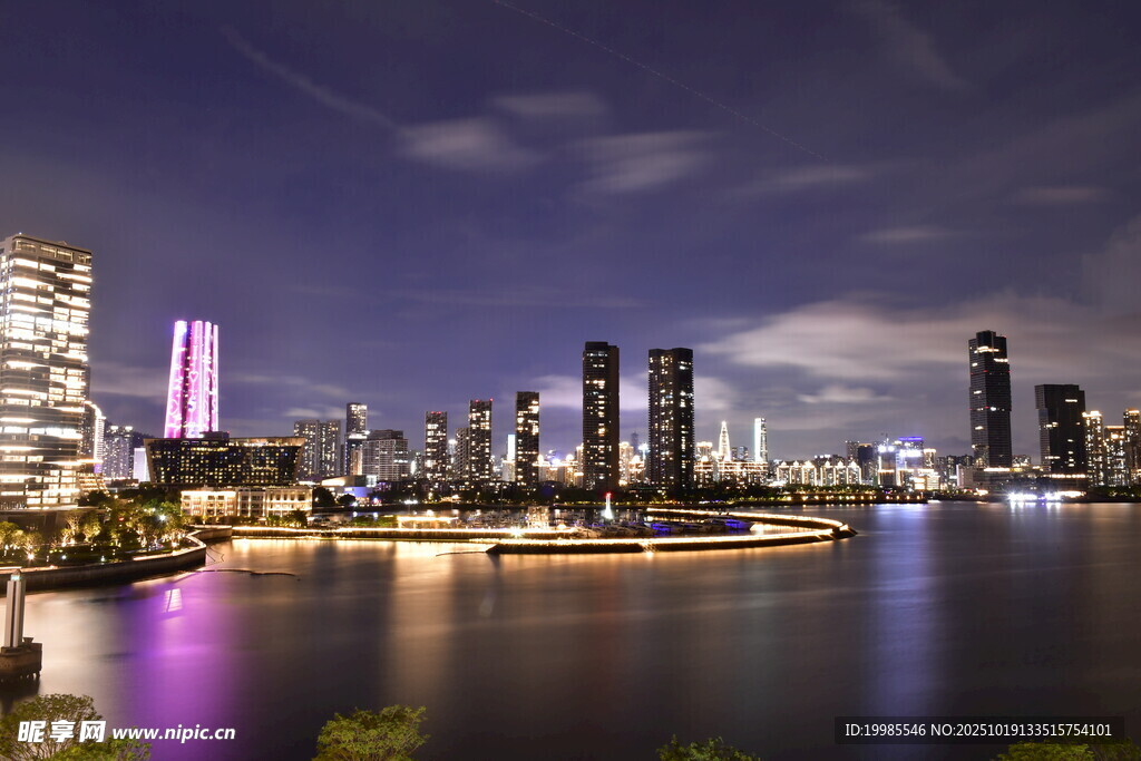 城市河畔璀璨夜景