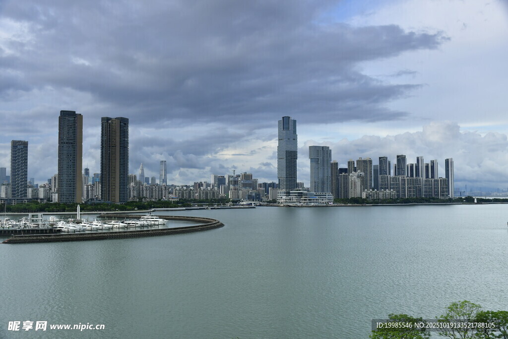 城市河畔高楼景观