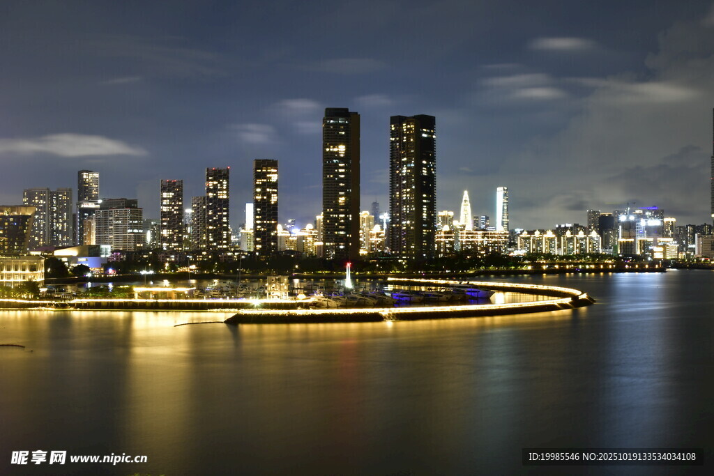 城市河畔璀璨夜景