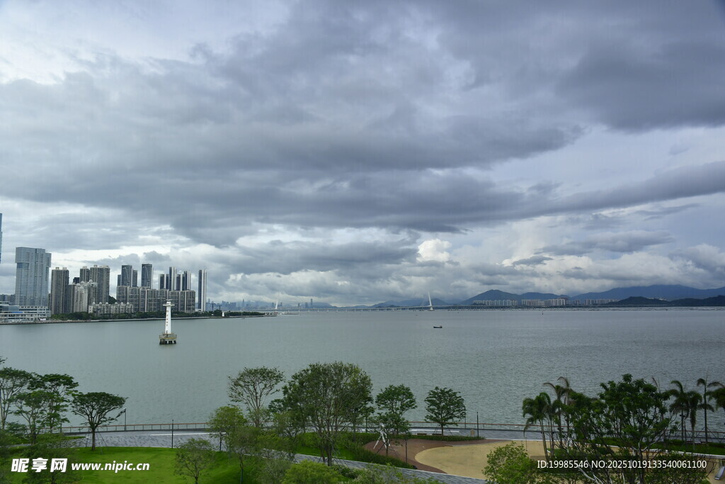 海滨城市乌云下的壮阔景观