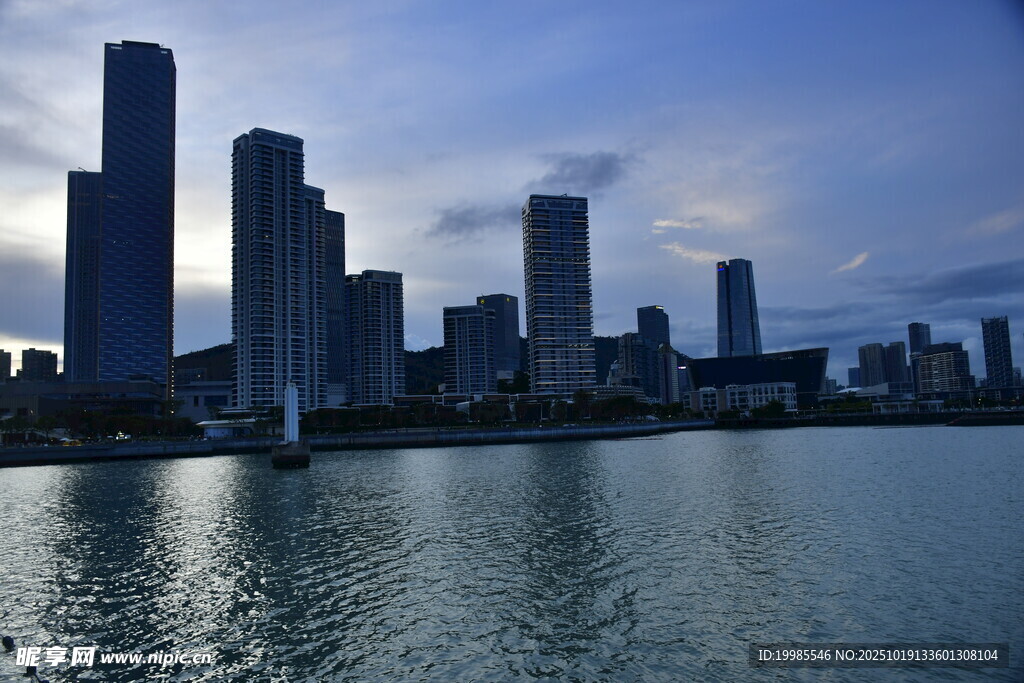 城市河畔高楼黄昏美景