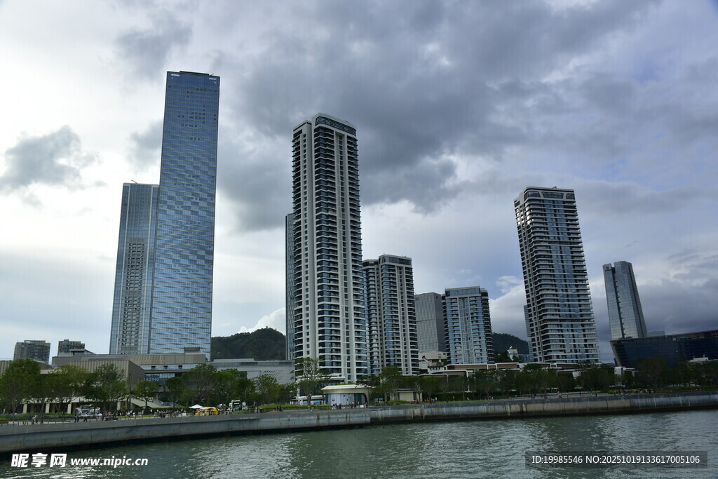 城市河畔高楼景观