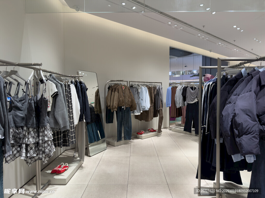 时尚服装店内部陈列展示