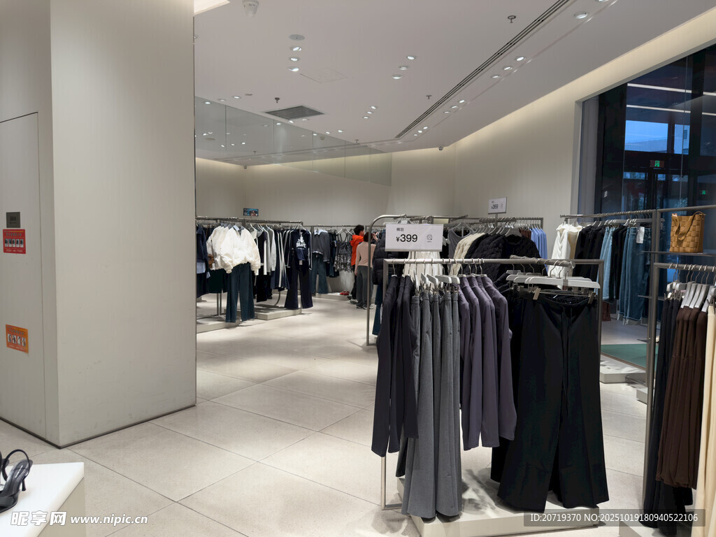 时尚服装店内部陈列展示