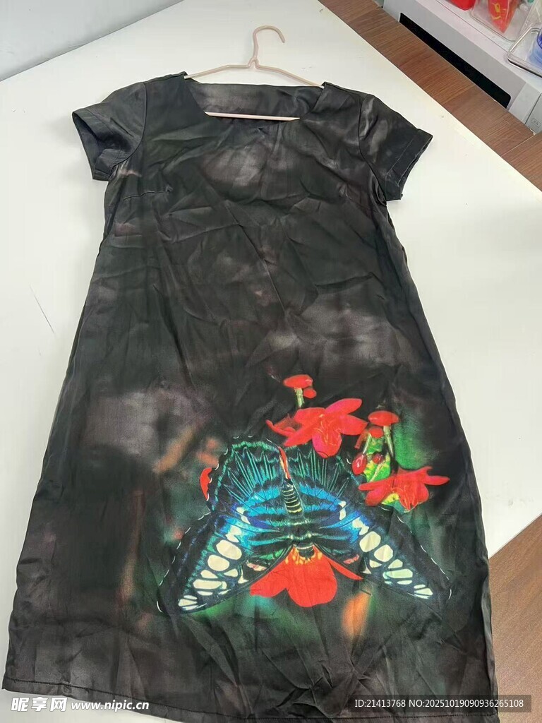 复古刺绣花纹黑色连衣裙