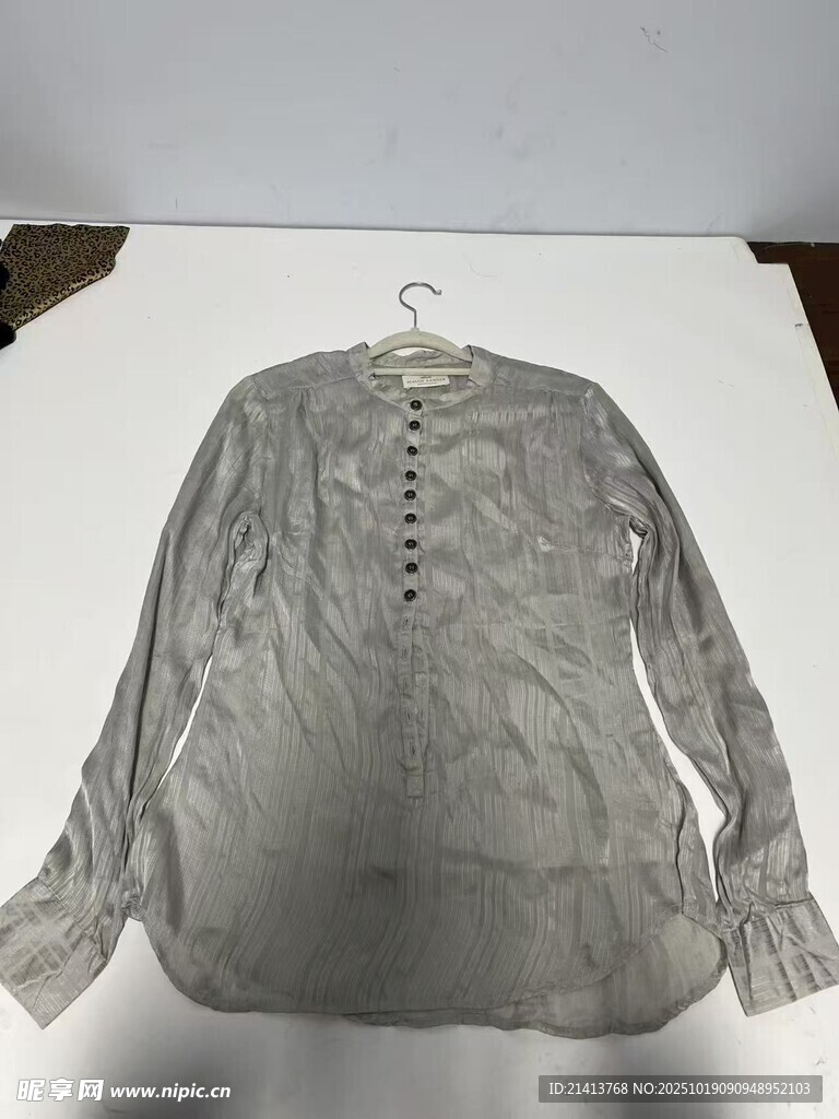 灰色长袖花纹上衣展示