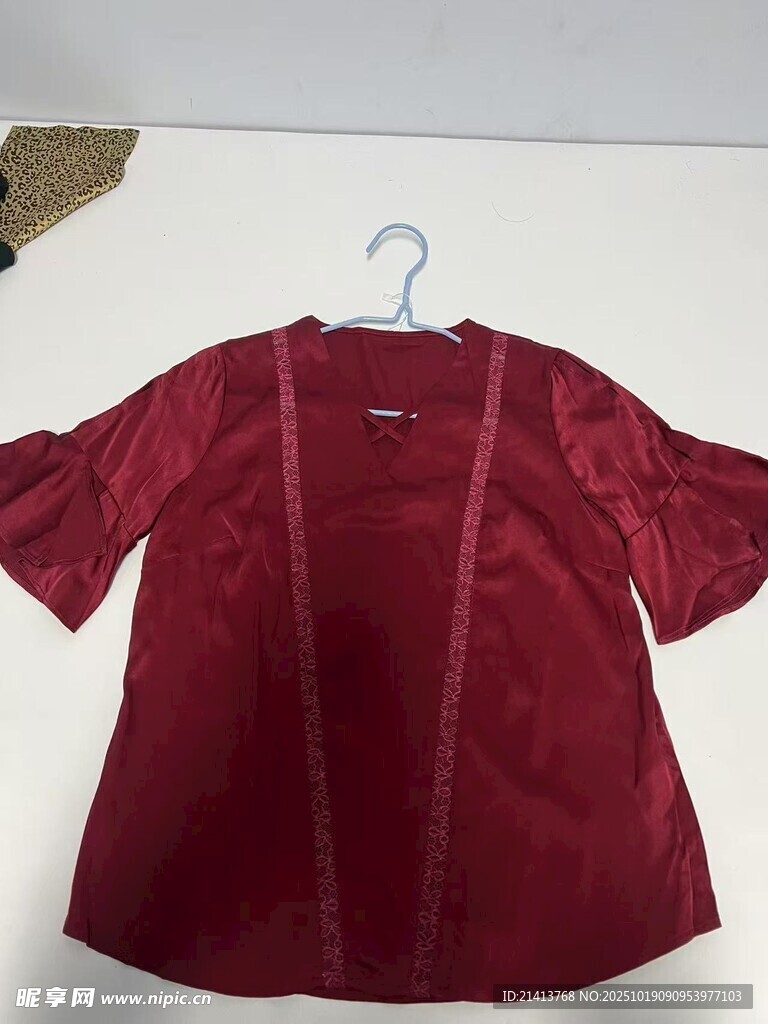 酒红色短袖上衣展示