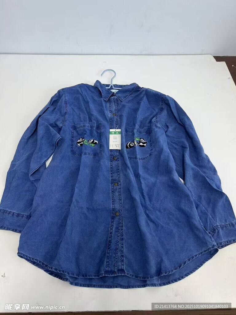 蓝色牛仔长袖衬衫展示