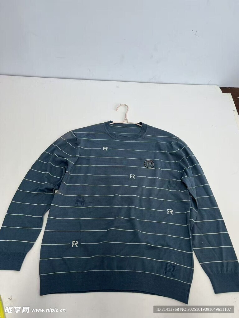 条纹针织毛衣展示