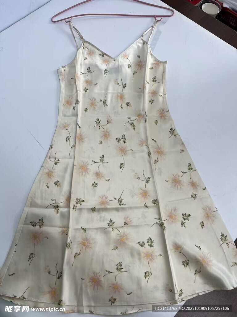 碎花吊带连衣裙展示
