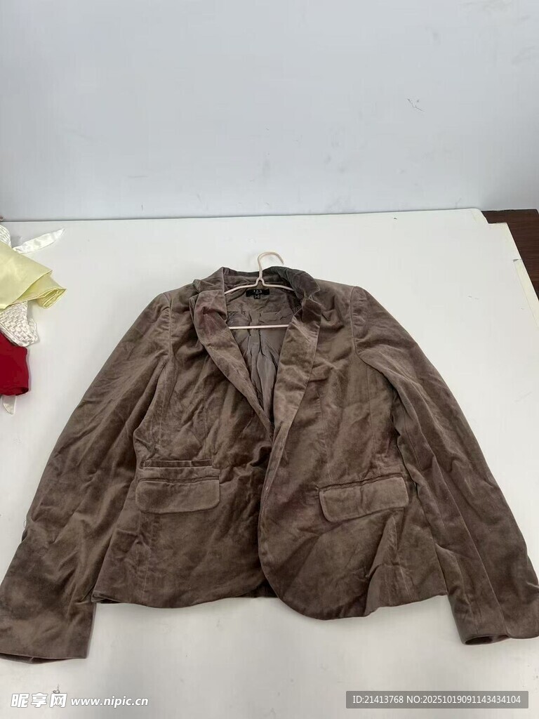 棕色褶皱皮衣展示
