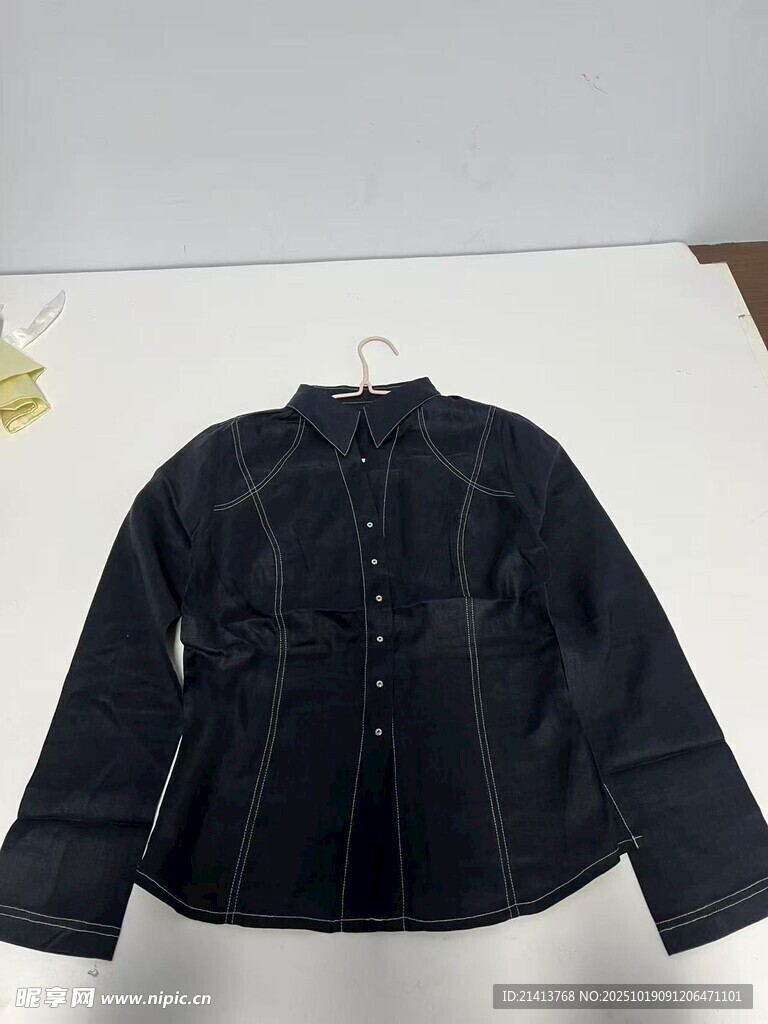黑色短款牛仔外套展示