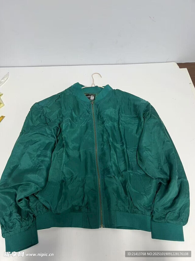 绿色短款夹克外套展示