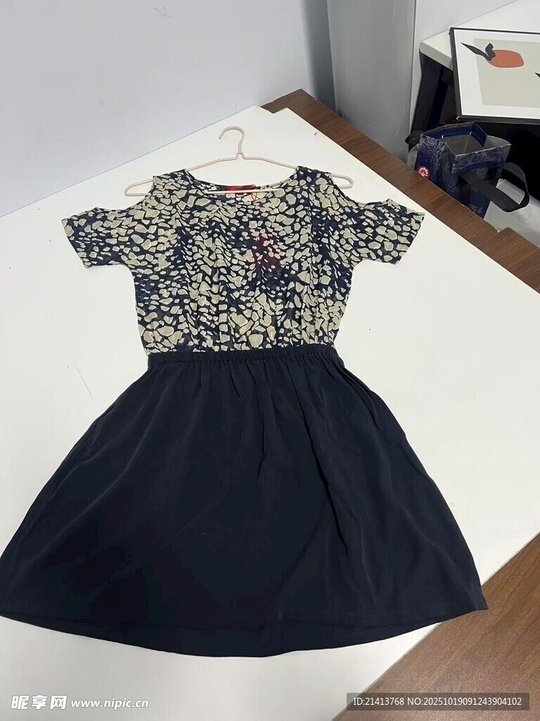 碎花拼接黑色连衣裙