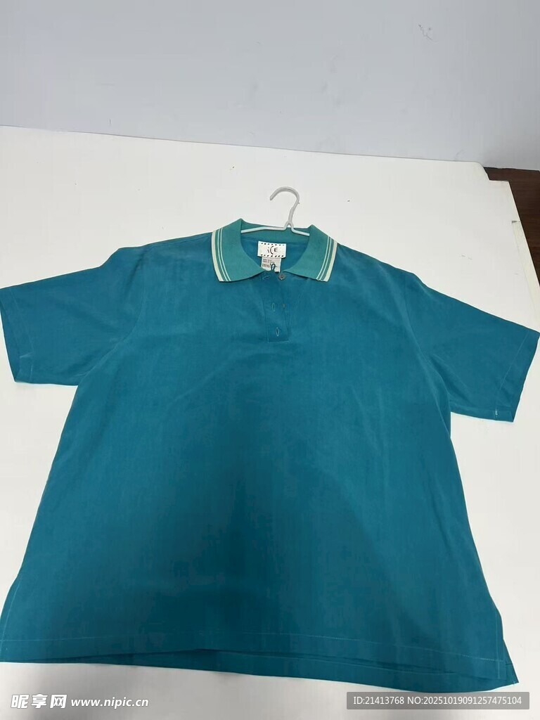 蓝绿色短袖上衣展示