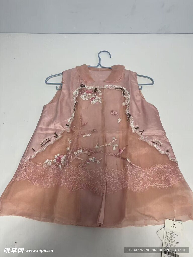 粉色无袖绣花连衣裙展示