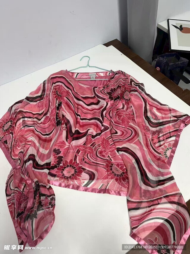 粉色花纹长袖上衣展示