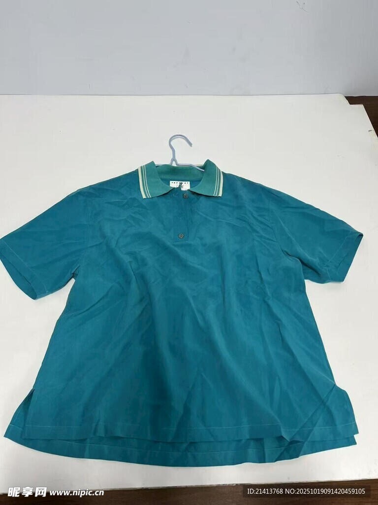 蓝绿色短袖上衣挂拍展示