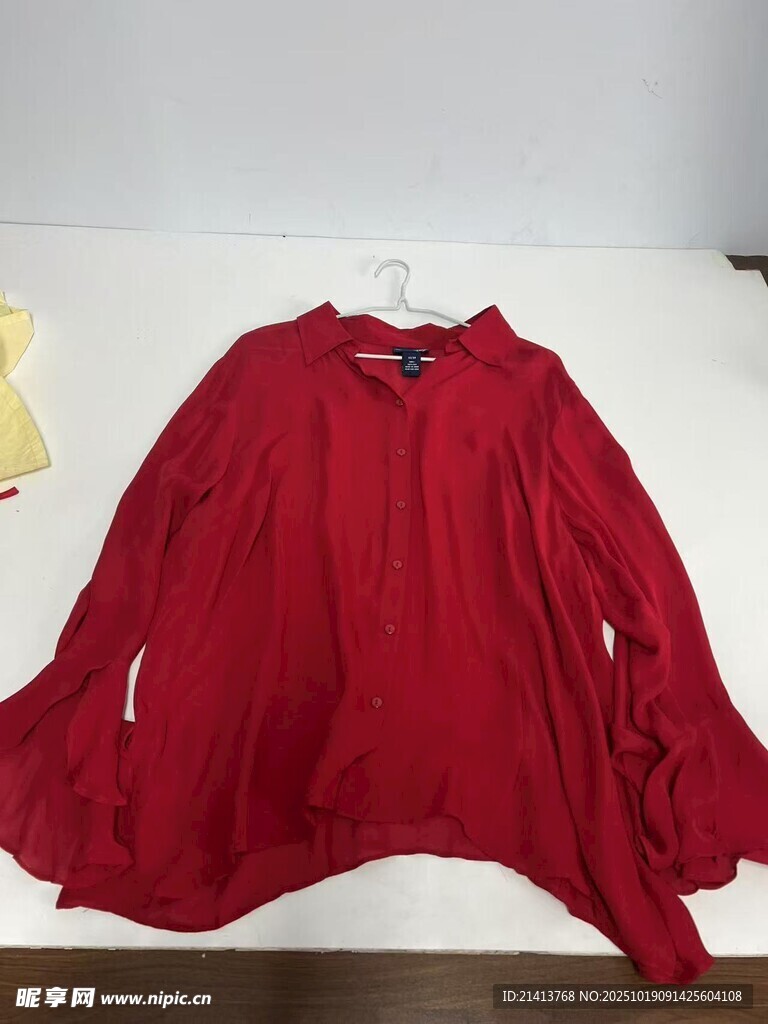 红色宽松喇叭袖上衣展示
