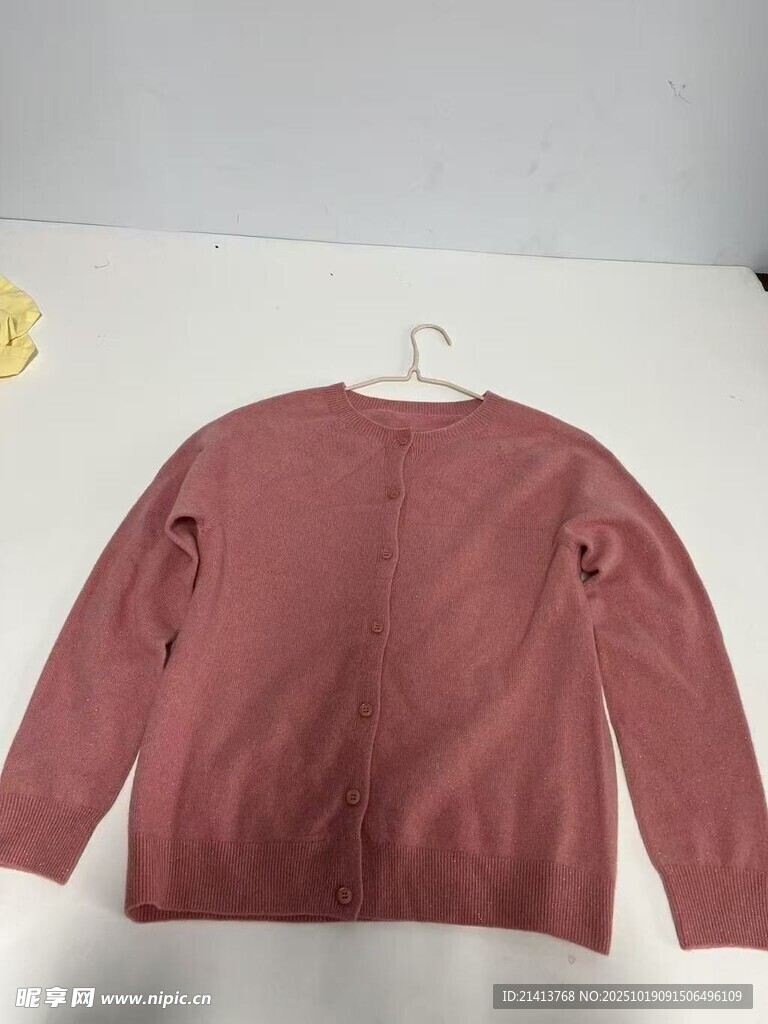 粉色长袖针织衫展示