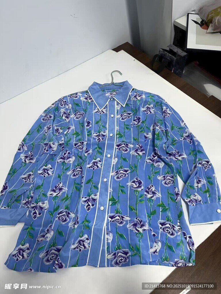 蓝色印花长袖衬衫展示