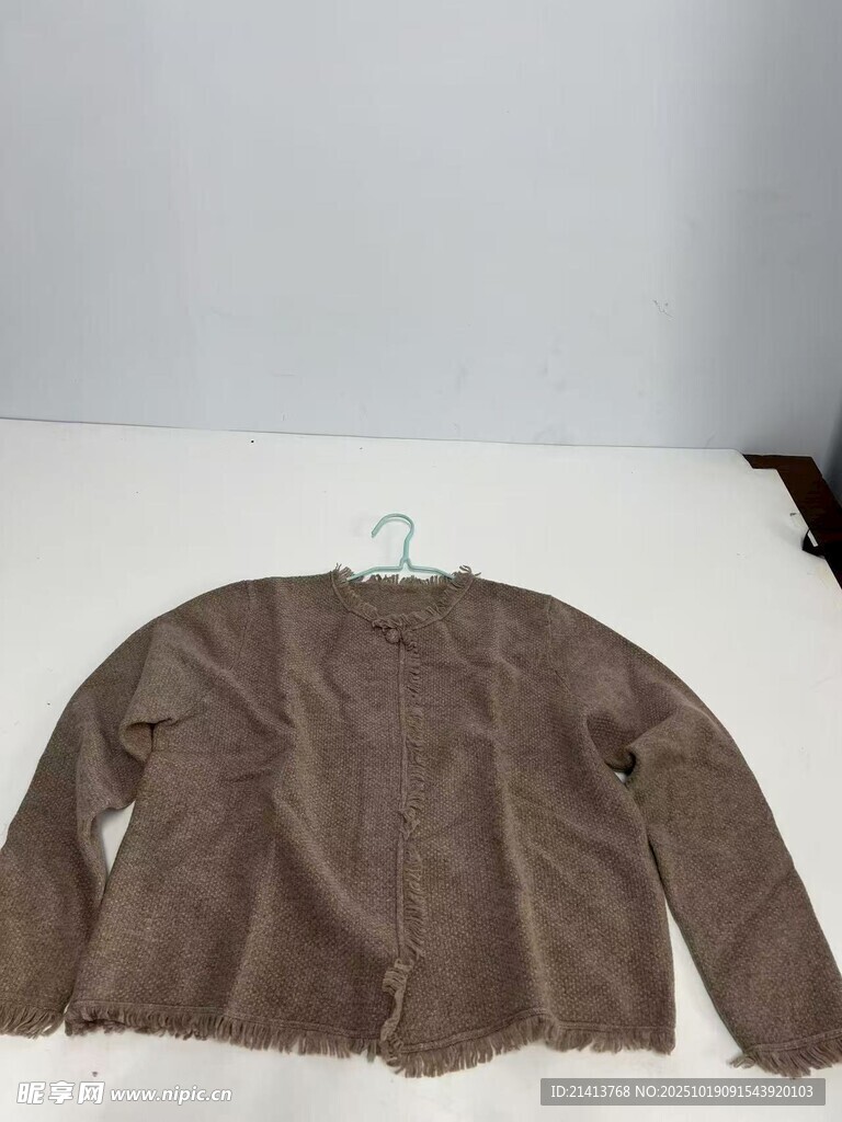 棕色长袖上衣展示