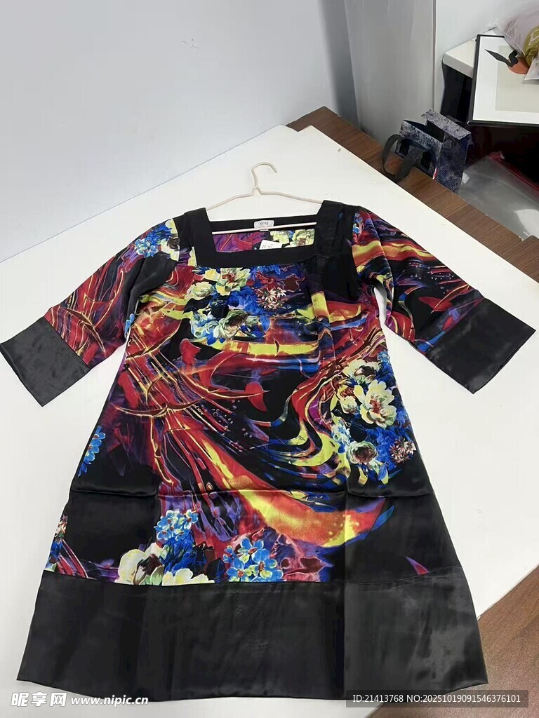 彩色印花短袖连衣裙展示