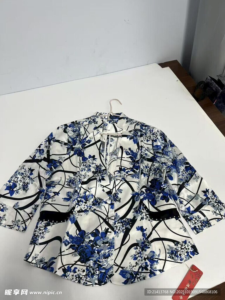 蓝白印花荷叶边女童上衣