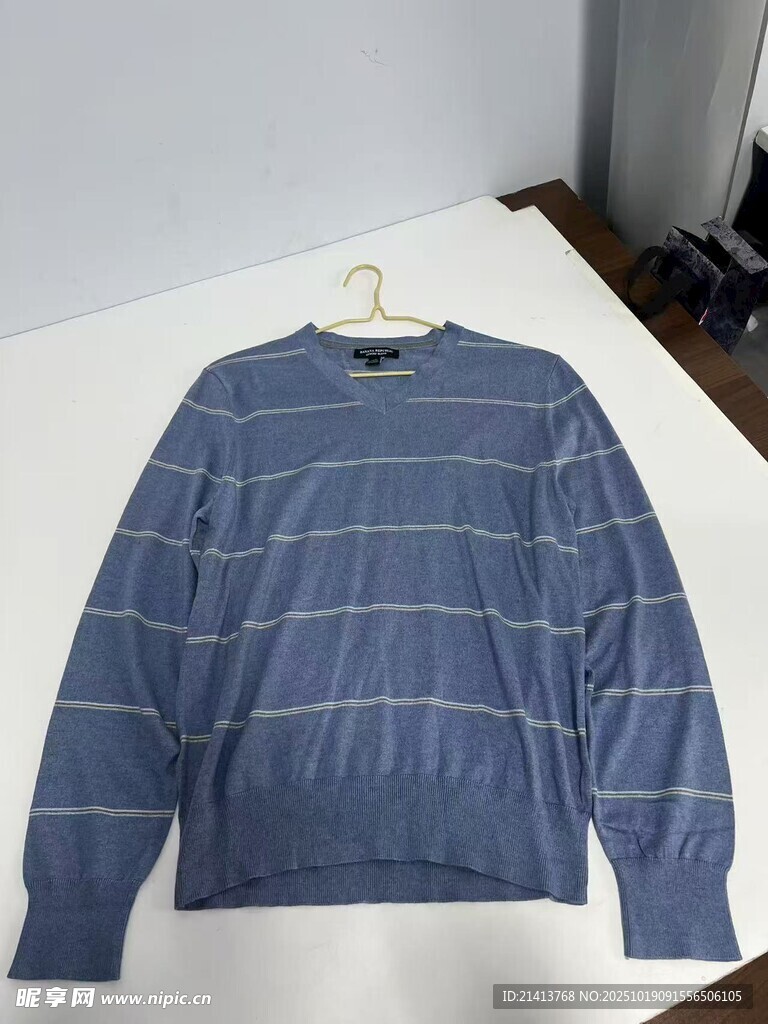 蓝色条纹针织衫挂放展示