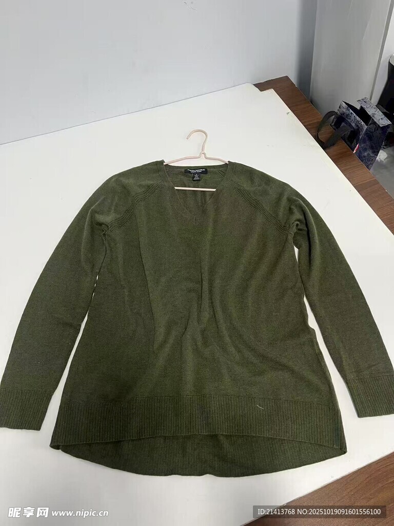 深绿色长袖上衣展示