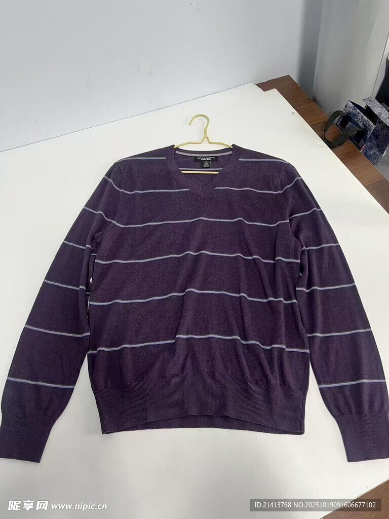 紫色条纹针织毛衣展示