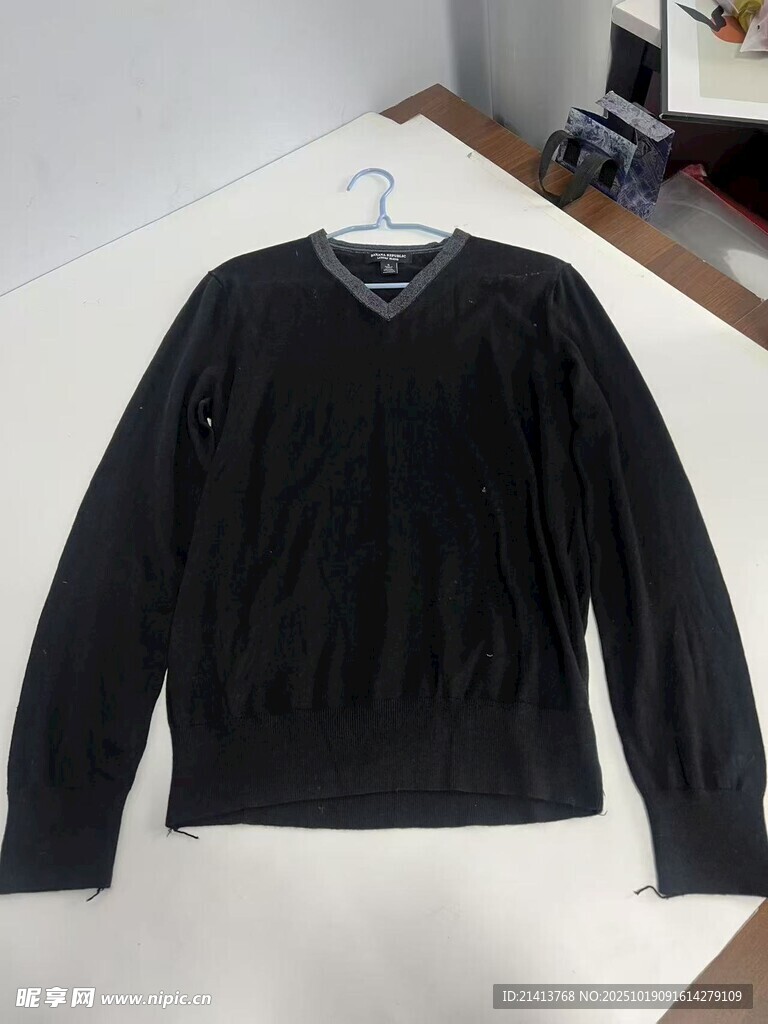 黑色长袖毛衣挂拍展示