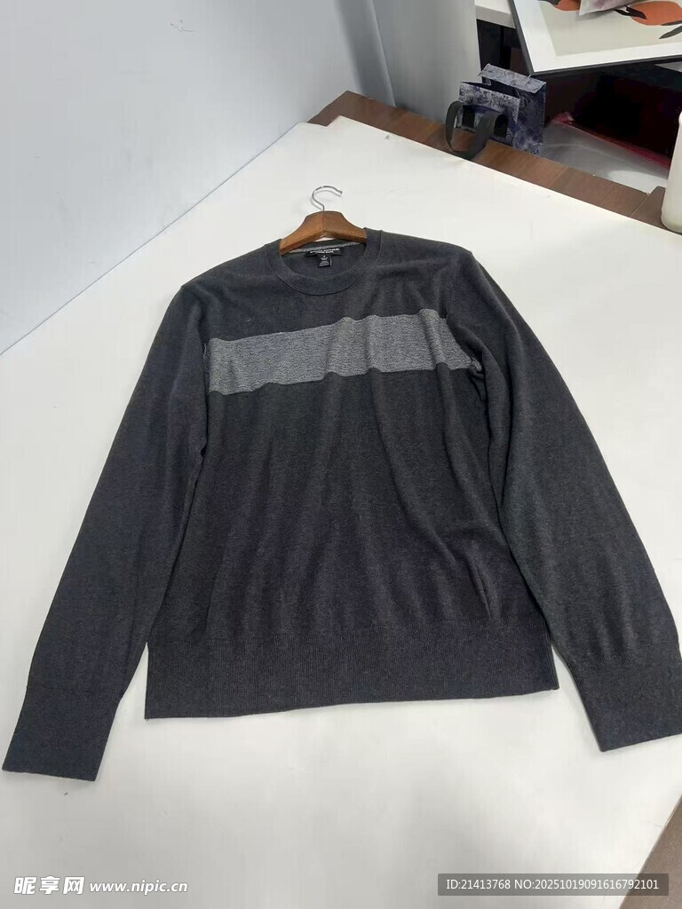 黑色长袖上衣展示