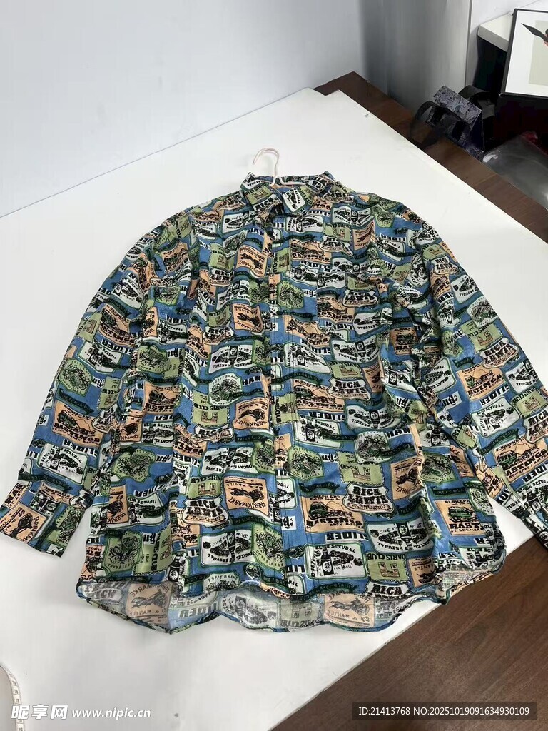多彩印花长袖衬衫展示
